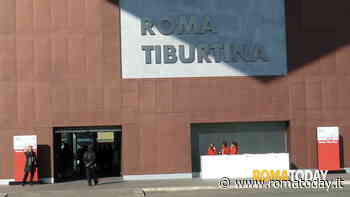 Choc alla stazione Tiburtina, donna precipita dal piano superiore sulle scale mobili e muore