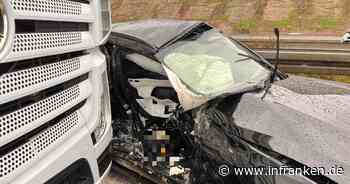 Schwerer Unfall auf der A3 bei Schlüsselfeld: Crash auf regennasser Straße - Mann schwerstverletzt