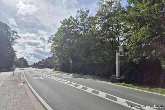 Flitspaal als tijdelijke veiligheidsmaatregel aan Beernemsteenweg in Wildenburg: “We zullen ons pas volledig veilig voelen als ook de gevaarlijke bocht weggenomen is”