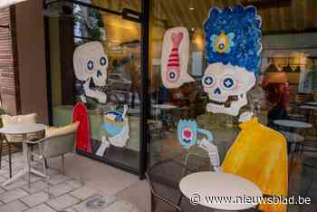 Illustratoren wekken James Ensor weer tot leven op Antwerpse winkelvitrines