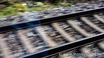 Schwer verletzt auf Bahngleis in Oberbayern gefunden: Junger Mann (23) wohl von Zug erfasst