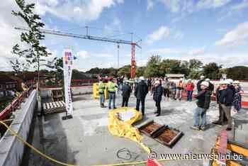 Meiboom pronkt op dak van nieuwe gemeentehuis: “Als aannemer willen wij deze traditie in ere houden”