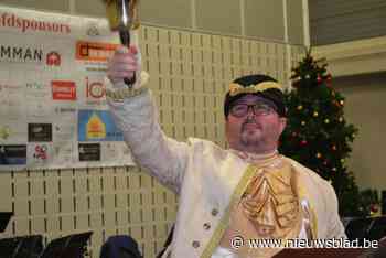 Jan (52) bereidt zich voor op eerste optreden als belleman: “Ik snap waarom ze mij voor deze job hebben gevraagd”