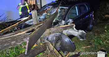 Houten hekwerk doorboord auto bij ongeval op de Gaanderenseweg in Doetinchem