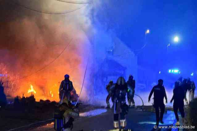 Wagen crasht tegen woning, vat vuur en brandt volledig uit: bestuurder lichtgewond, woning onbewoonbaar