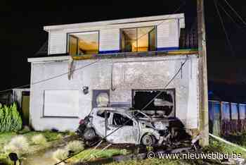 Auto crasht tegen woning, vat vuur en brandt volledig uit: bestuurder lichtgewond, woning onbewoonbaar