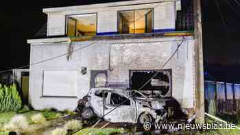 Auto volledig uitgebrand en woning onbewoonbaar na crash tegen elektriciteitspaal en gevel: “Ik begrijp zelf niet hoe dit is kunnen gebeuren”