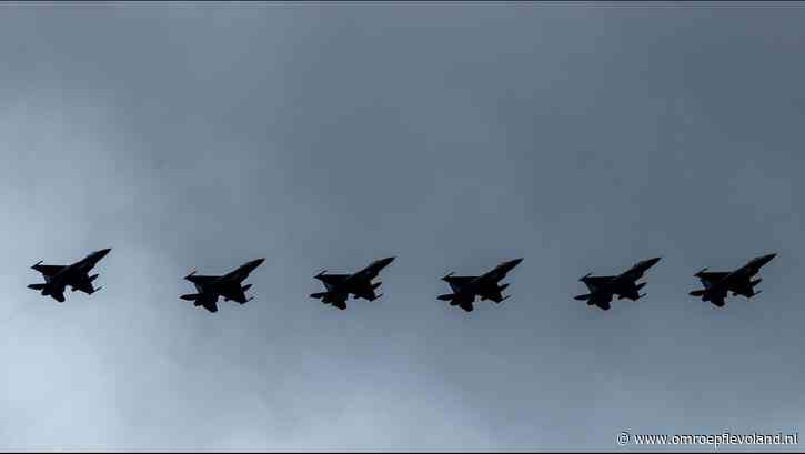 Flevoland - Nederland neemt vandaag afscheid van de F-16 met formatievlucht, hier kan je de straaljagers (hopelijk) zien