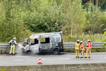 Bestelwagen brandt uit op E40: bestuurder kan nog net op pechstrook parkeren