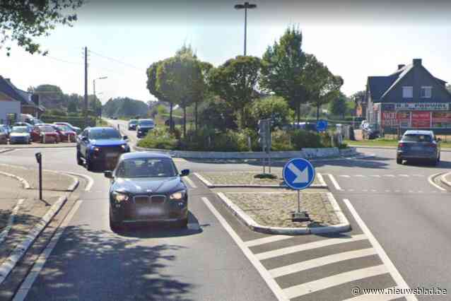 Zestiger die hondentrainer 3 kilometer meesleurt op motorkap krijgt 18 maanden cel: “Onderweg belde slachtoffer nog met hulpdiensten”