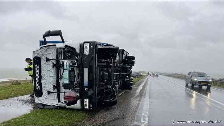 Lelystad - Markerwaarddijk dicht voor al het verkeer na omgewaaide vrachtwagen