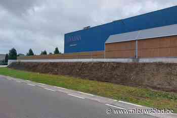 Aparte in- en uitrit en geluidsmuren moeten jarenlange vete tussen bedrijf en overbuur eindelijk oplossen