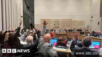 Council votes for public inquiry into 'bankruptcy'