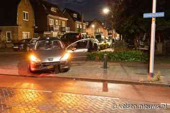 Automobilist gaat er vandoor na aanrijding met taxi en paaltje