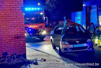 Bestuurder bevrijd na botsing tegen paal en gevel