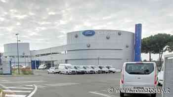 Incendio a Casetta Mattei, fiamme in un autosalone. Otto macchine coinvolte