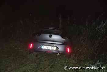 Bestuurder rijdt door in doodlopende straat en belandt in gracht