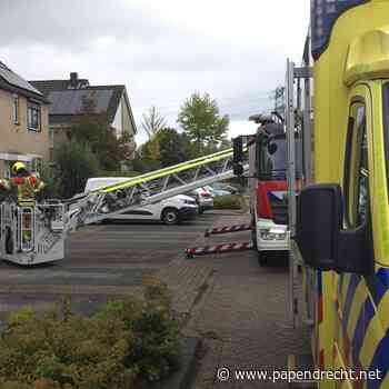 Brandweer assisteert ambulance bij een medische noodsituatie.