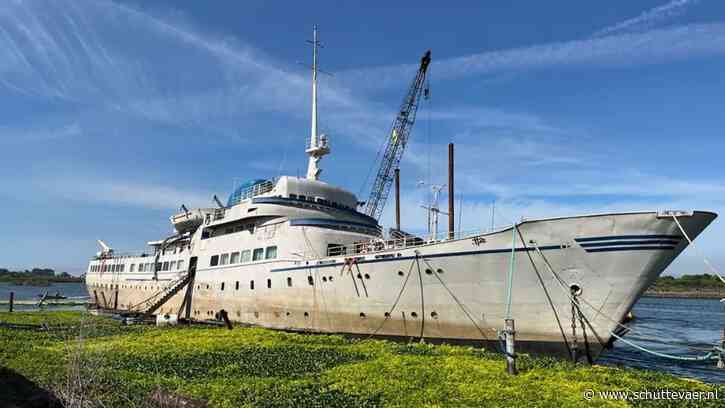 Amerikaan knapt Duitse Loveboat op voor miljoen dollar, waarna het schip zinkt