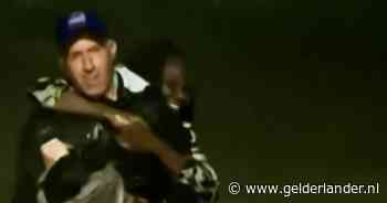 Weerman onderbreekt liveverslag om vrouw te redden uit ondergelopen auto: ‘Ze schreeuwt nog steeds’