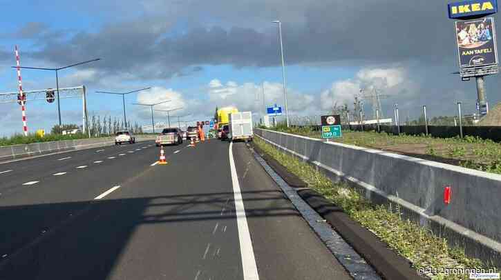 Auto verliest afneembare trekhaak op weg naar interieurwinkel (update)