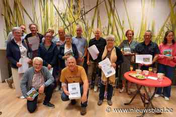 Winnaars De Schakel nemen prijzen in ontvangst