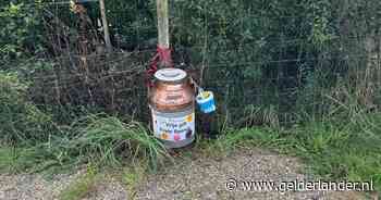 Onbekenden stelen melkbus met geld uit dahliapluktuin van Winterswijkse corsogroep