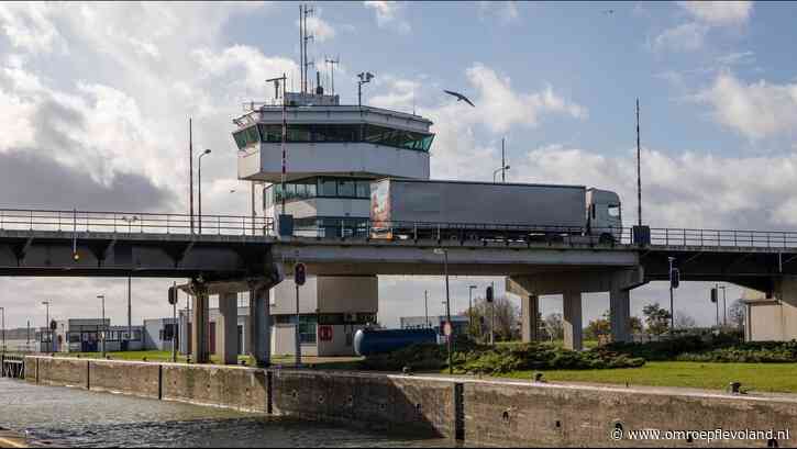 Lelystad - Bruggen Markerwaarddijk gaan niet meer open als het hard waait