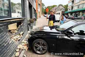 Bestuurster ramt gevel in Winterslagstraat in Genk-Centrum