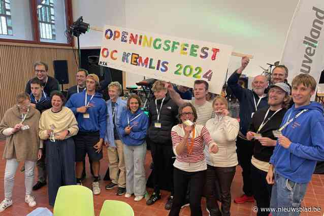 BINNENKIJKEN Nieuw ontmoetingscentrum in kerk geopend met 24-urenfeest, en de strafste inwoners bleven al die tijd wakker: “We wilden niet kraken”