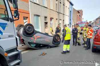 Auto van bestuurster gaat overkop in stadscentrum