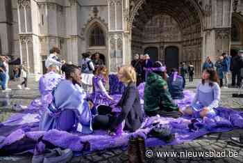 Kunstperformance in schaduw kathedraal laat voorbijgangers stoffen voelen
