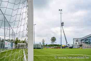 Sportpark krijgt nieuwe ledlichtmasten nadat één van de vorige omwaaide: “Mooi op tijd voordat de dagen écht beginnen in te korten”