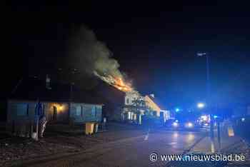Brandweer urenlang in de weer met blussen van dakbrand in Poederlee: “Moeilijk om de vuurhaard te vinden”