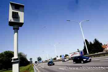 Gepensioneerde vrouw moet meer dan 13.000 euro boete betalen voor te snel rijden: “Ik kan me moeilijk aan de limiet houden”