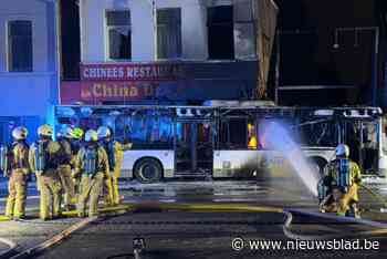 Lijnbus rijdt in op Chinees restaurant in Ekeren en vat vuur: drie gewonden, bus en gebouw uitgebrand