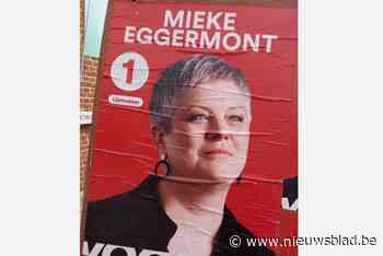 Koppel met hondje viseert affiche van Vooruit-lijsttrekker Mieke Eggermont