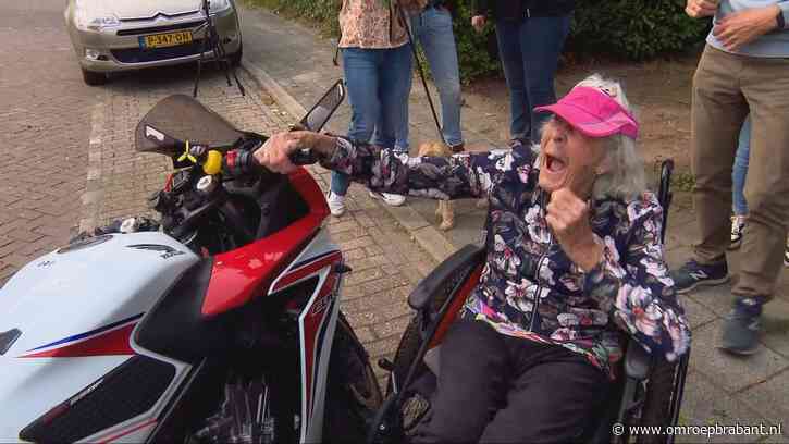 Joke (94) krijgt haar wens vervuld: een parade van brullende motoren