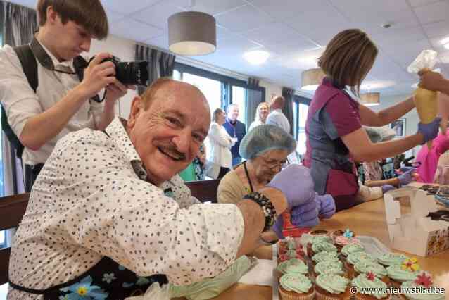 Hugo bakt opnieuw cupcakes in wzc Hestia ten voordele van Alzheimeronderzoek