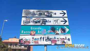 A Roma la notte è derby a colpi di adesivi. Segnali e cartelli stradali diventano illeggibili