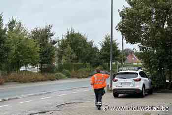 Oudere man (86) in levensgevaar afgevoerd nadat hij met fiets onder vrachtwagen terechtkomt