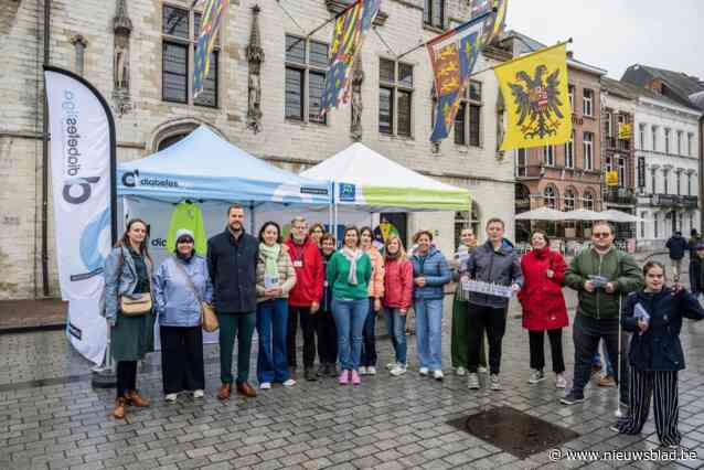 Infostand van ziekenhuis en stad om mensen op marktdag te sensibiliseren over diabetes