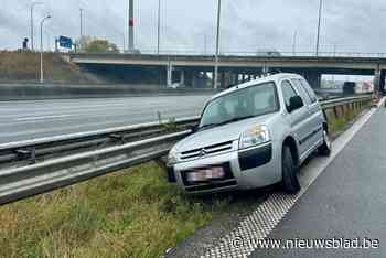Man knalt met bestelwagen tegen vangrail aan verkeerswisselaar, maar raakt niet gewond