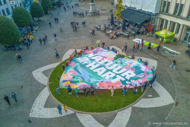 Natuurpunt vraagt aandacht voor milieubeleid met groot spandoek: “De natuur heeft geen politieke kleur”