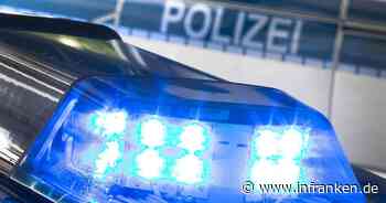 Schilder quer über die Fahrbahn verteilt: Werbetafel in Bamberg bei Unfall zerstört