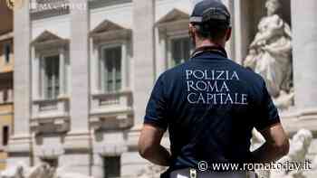 Bagno nella Fontana di Trevi. Turista cerca refrigerio ma è fermato dai vigili