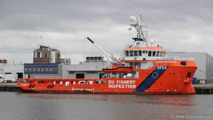 Ocean Protector loopt na visserijpatrouille Scheveningen binnen