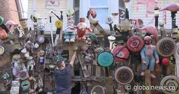 ‘Leslieville dollhouse’ farewell sees passersby leave with pieces of ‘Toronto history’