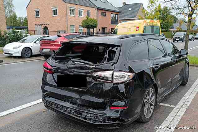 Persoon lichtgewond bij kop-staartbotsing tussen vrachtwagen en personenauto
