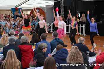 Showtänzer treten im Festzelt der Oktoberwoche Warburg auf